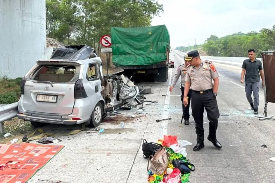 Ilustrasi kecelakaan kendaraan roda empat avanza