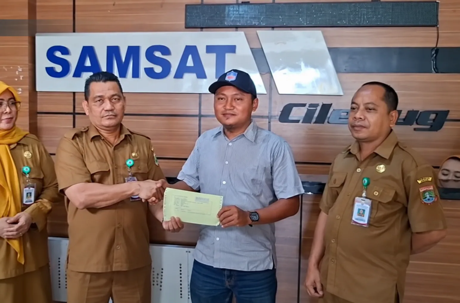 Ilustrasi Serah Terima Dokumen Pajak