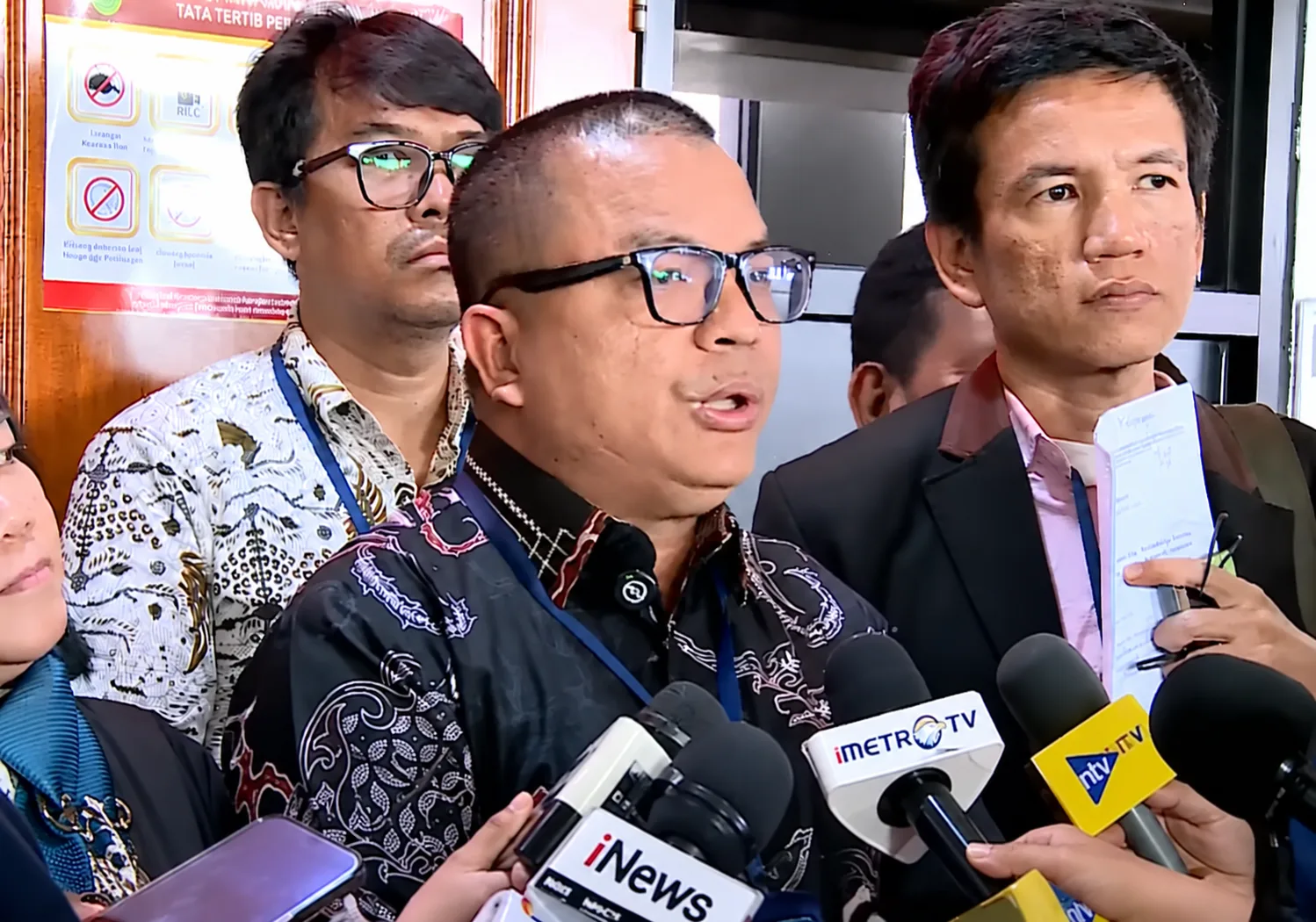 Ilustrasi Konferensi Pers Denny Indrayana